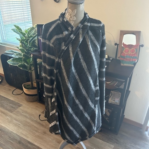 Knox Rose, large oversized long line, open front cardigan - Picture 8 of 11